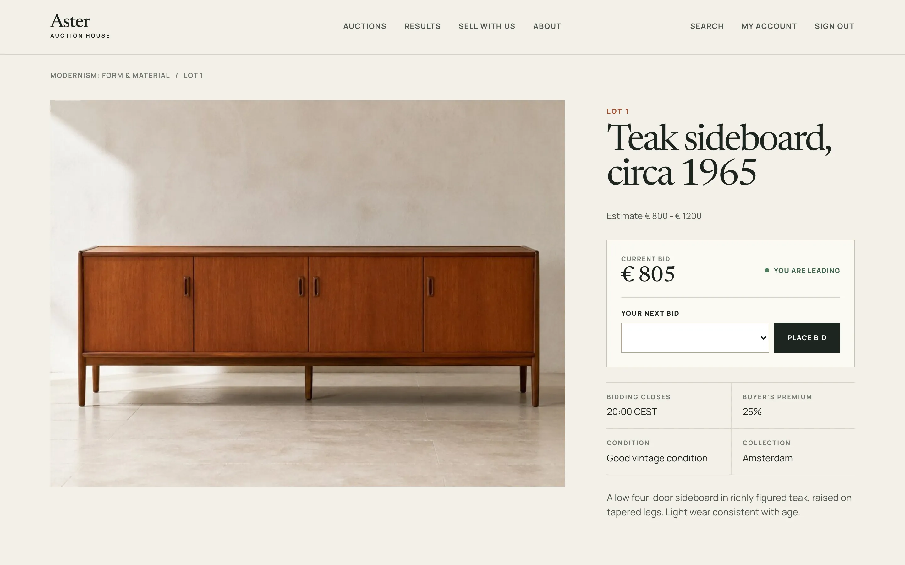 A signed-in bidder viewing a lot, its current bid and the bidding controls