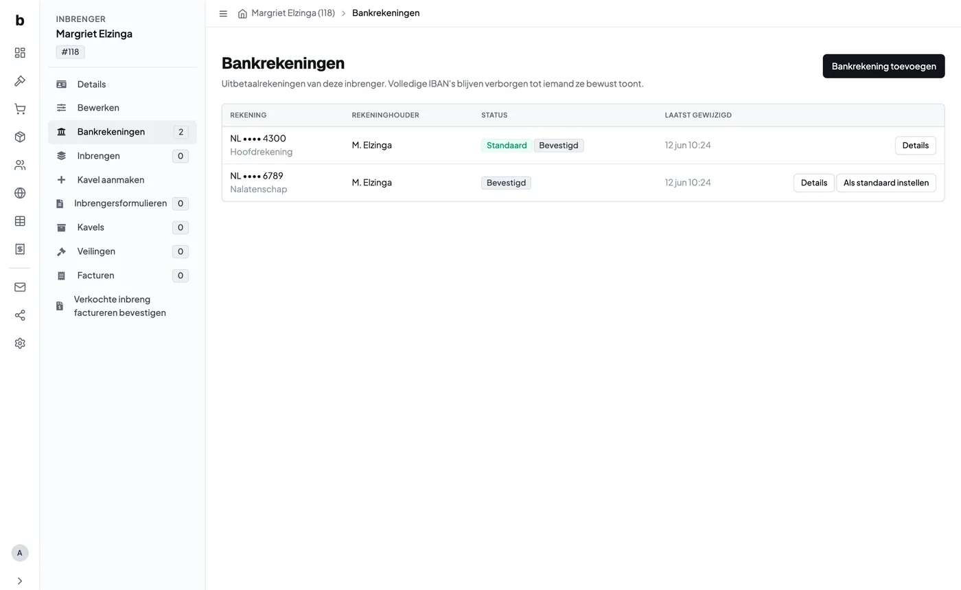 De bankrekeningen van een inbrenger, met afgeschermde IBANs en een standaardrekening